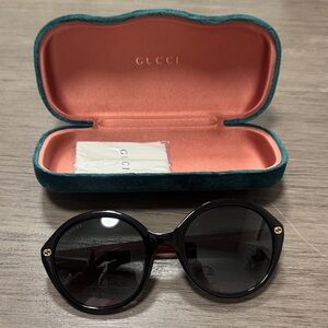 Gucci Elegant Black Round Sunglasses
